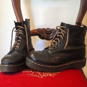 Vintage DOC MARTENS 1460  lace up black leather combat boots.